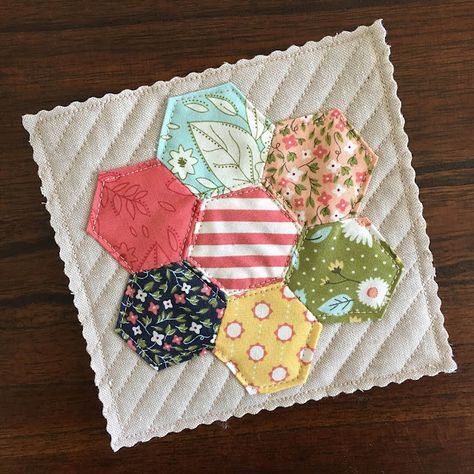 Easy Linen Hexie Mug Rug / Coaster | Amista Baker Coaster Fabric, Hexagon Quilting, Rug Coaster, Quilt Applique, Hanging Quilts, Cute Coasters, Pinking Shears, Hexagon Quilt, Fabric Glue