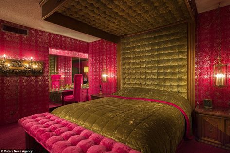 An eccentric 70s property covered in red and pink velvet has gone on the market for $899,000 (£630,000). Pictured: The opulent bedroom Palm Springs Home, Styling Tricks, Sunken Living Room, 70s Decor, Retro Renovation, Décor Boho, Shabby Chic Vintage, Eye Opening, Vintage Interiors