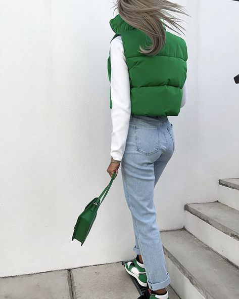 Green Comfy Outfit, Cropped Puffer Vest Outfits, Vest Outfits For Women Fall, Puffer Vest Outfits For Women, White Long Sleeve Outfit, Puffer Vest Outfits, Puffer Vest Women, Vest Jumper, St Pattys Day Outfit