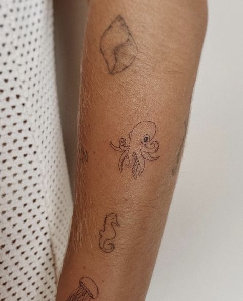 Simple Octopus Tattoo, Birth Marks, Swag Tattoo, Tattoos Fine Line, Wine Tattoo, Minimal Tattoo Designs, Minimal Tattoo Ideas, Mum Tattoo, Octopus Tattoos