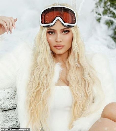 .. .💎 (Re.Pinned)FOLLOW @RealBratzQueen for more pinss🍍. . . Kylie Jenner looks like a snow bunny in ski goggles Kylie Jenner Looks, Kendall Jenner Style Casual, Ski Outfit For Women, Kendall Jenner Makeup, Trajes Kylie Jenner, Snow Photoshoot, Estilo Kylie Jenner, Jenner Makeup, Kyle Jenner