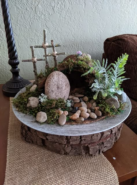 He Is Risen Table Centerpiece, Lent Centerpiece Ideas, Christian Easter Centerpiece Ideas, Easter Resurrection Garden, Easter Sunday Aesthetic, Easter Sunday Decorations, Easter Sunday Church Decorations, Jesus Easter Decor, Easter Planters