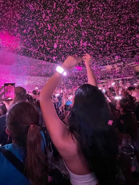 Show Aesthetic Music, Pink Concert Aesthetic, Coldplay Aesthetic, Coldplay Show, Coldplay Concert Outfit, Coldplay Concert, Party Vibe, Vision Board Photos, Concert Aesthetic