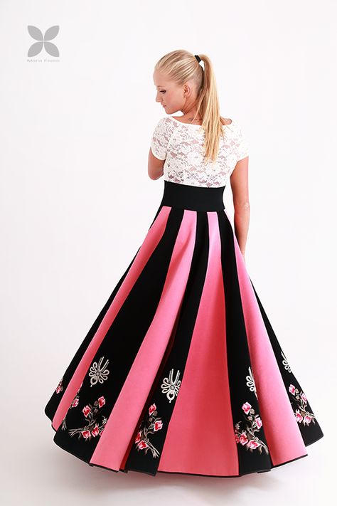 Inspired by Polish folk fashion https://www.facebook.com/pages/Hafcik/456419251072338 Escaramuza Dresses, Tailoring Techniques, Folk Design, Folk Dresses, Folk Fashion, Budget Fashion, Skirt Leggings, Classy Dress, Traditional Outfits