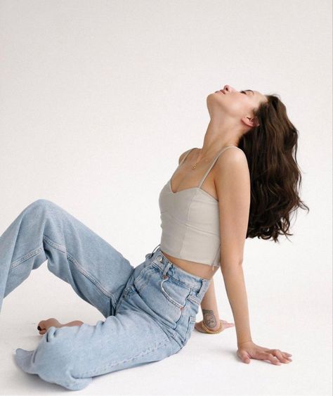 Pose Mode, Denim Photoshoot, Model Headshots, Studio Photoshoot Ideas, Studio Portrait Photography, Studio Poses, Studio Photography Poses, Photoshoot Studio, 사진 촬영 포즈