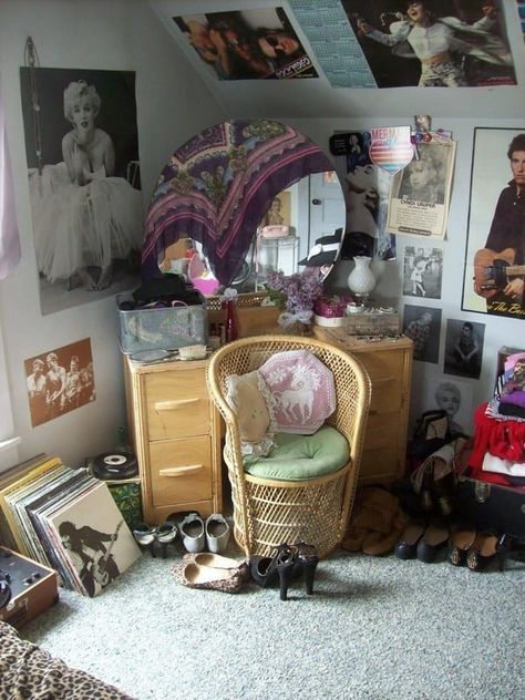 29 Pictures Of '90s And '00s Teenage Bedrooms That'll Take You Back 90s Bedroom, I Graduated, Indie Room, Teenage Bedroom, Aesthetic Rooms, Pretty Room, Dreamy Room, My Bedroom, Room Inspiration Bedroom