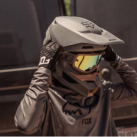 Ready for downhill... 😈 -TAG YOUR FRIENDS!! 💥 Administrato Dirt Bike Riding Gear, Motocross Girls, Dirt Bike Helmets, Dirt Bike Gear, Motocross Love, Cool Dirt Bikes, Image Moto, Motorcross Bike, Bike Aesthetic