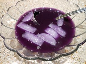 Purple Passion Punch We taste tested purple punch recipes last week for my son’s upcoming wedding.  This is the one that won out. 4 cups (1-qt.) grape juice, chilled (Welch’s has the be… Purple Punch Recipes, Bridal Shower Punch, Wedding Punch, Purple Drinks, Baby Shower Drinks, Punch Drinks, Purple Food, Purple Punch, Shower Desserts