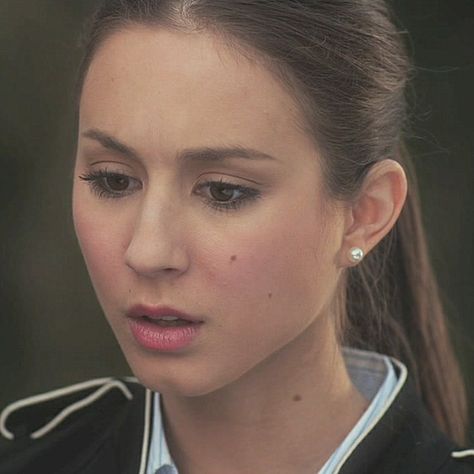 Troian Bellisario Aesthetic, Spencer Hastings Aesthetic Outfit, Spencer Hastings Makeup, Pll Makeup, Spencer Hastings Study, Pretty Little Liars Makeup, Spencer Hastings Hair, Spencer Hastings Icons, Spencer Aesthetic