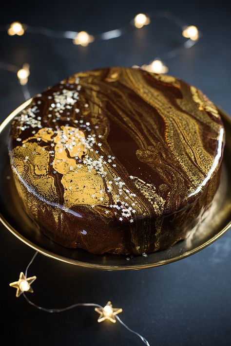 two-tier-cake-brown-gold-mirror-glaze-on-one-tier-cake-white-stars-sprinkes-on-top-placed-on-gold-cake-stand Chocolate Fruit Cake, Chocolate Mirror Glaze, Glaze Cake, Mirror Glaze Cake, Mirror Cake, Fruit Cake Christmas, Fruitcake Recipes, Bowl Cake, Mirror Glaze