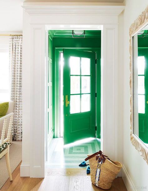 Make a memorable first impression with a bold Kelly green lacquered door, which brightens up a small Toronto home’s neutral main floor. | Photographer: Alex Lukey | Designer: Robyn Rider Maximalist Small Spaces, Kelly Green Paint Color, Murs Roses, Green Front Doors, Blue Green Paints, Separating Rooms, Green Paint Colors, Best Paint Colors, Front Door Colors