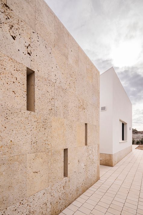 Gallery of Courtyard House / A3gm Arquitectos - 23 Stone Tile Texture, Limestone House, Mediterranean Homes Exterior, Building Stone, Stone Facade, Hotel Room Design, Architectural Design House Plans, Stone Architecture, Interior Design Work