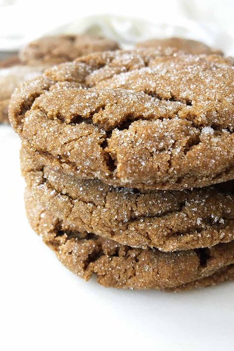 Love incorporating warming spices in your baking? You won't want to miss these soft and chewy cookies, with a medley of spices like ginger, cinnamon, allspice, and cloves. Read more now. #softandchewy #gingercookie #foodal Gingersnap Recipe, Cookie With Icing, Gingersnap Cookie Recipe, Ginger Cookies Recipe, Sable Cookies, Ginger Snap Cookies Recipe, Ginger Snaps Recipe, Soft Ginger Cookies, Best Christmas Cookie Recipes