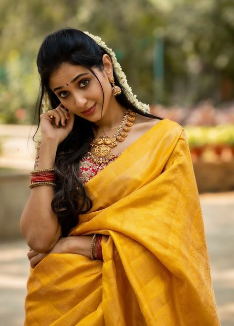 Actress Riya Suman Glam Saree Photoshoot Stills | KeralaLives Glam Saree, Abhi Na Jao, Riya Suman, Mrs Jeon, Saree Photoshoot, Saree Models, Indian Beauty Saree, Image Hd, Beauty Women