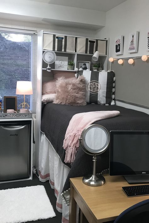 Best Decor Ideas For Your Freshman College Dorm Howard University Dorms, College Dorm Room Ideas Modern, Dorm Room Designs College, Boys Dorm Room Ideas, Dorm Bed Skirt, Cute Headboard, University Of Kentucky Dorm, Luxury Dorm, Pretty Dorm Room