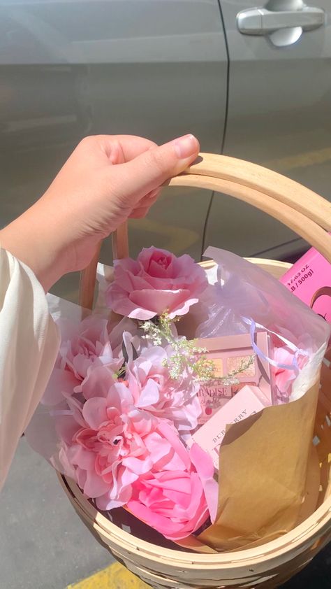 Gf Basket, Girlfriend Basket, Vida Aesthetic, Genshin Oc, Dream Relationship, Valentine Baskets, Floral Gifts, Picnic Basket, Gift Baskets