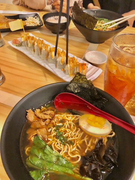 Ramen Aesthetics, Ramen And Sushi, Ramen Aesthetic, Sushi Aesthetic, Ramen Recipes Easy, Ramen Recipes, Chefs Kiss, Food Babe, Food Goals