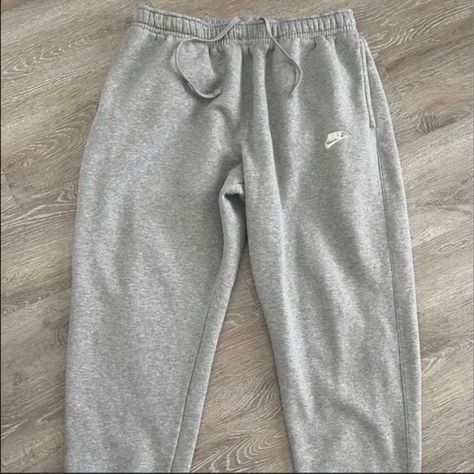 Grey Nike Sweats Women, Gray Sweatpants Aesthetic, Nike Grey Sweatpants Outfit Women, Nike Sweatpants Aesthetic, Gray Nike Sweatpants Outfit, Sweatpants Outfit Nike, Nike Sweatpants Outfits, Grey Nike Sweatpants Outfits, Nike Sweats Women