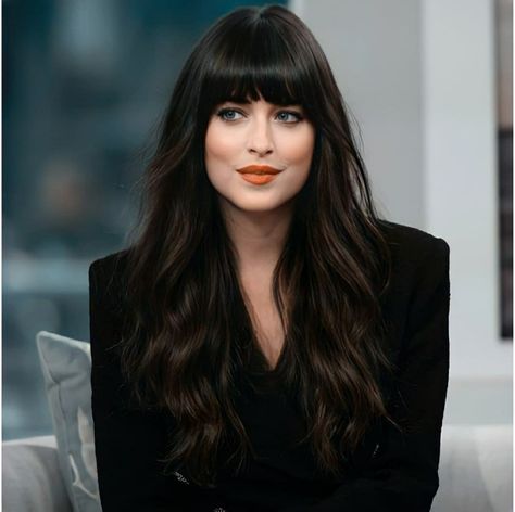 Dakota Johnson Hair, Maquillage Yeux Cut Crease, Melanie Griffith, Mtv Movie Awards, Long Hair With Bangs, Dakota Johnson, Hairstyles With Bangs, Dark Hair, Hair Goals