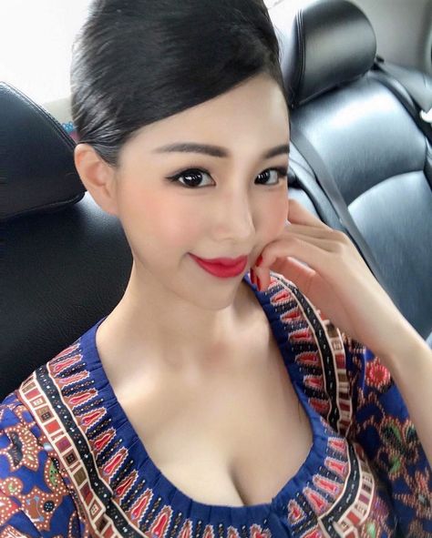 Beauty Uniforms, Flight Girls, Airline Cabin Crew, Singapore Photos, Flight Attendant Fashion, Flight Attendant Uniform, Female Pilot, Singapore Airlines, Body Posture