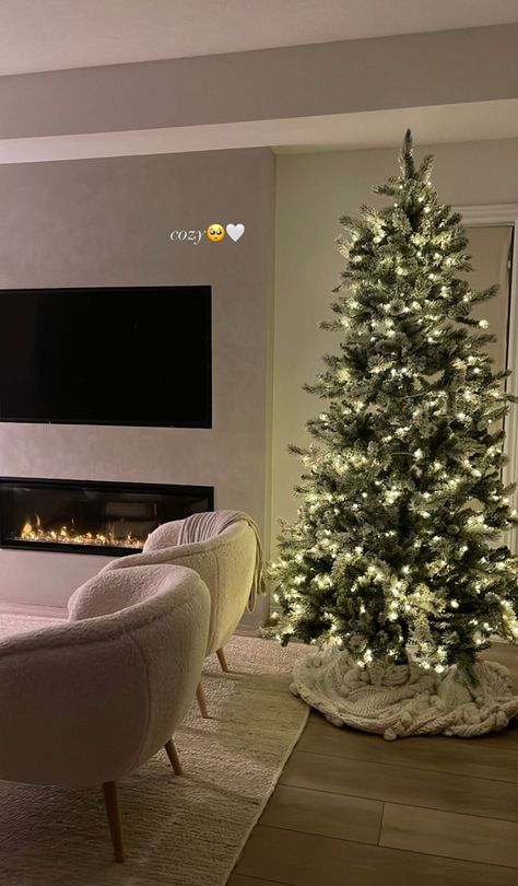 Apt Christmas Decor, White Christmas Apartment Decor, Christmas Tree Ideas Small Apartment, Christmas Deco Aesthetic, Classy Christmas Decor Ideas, Christmas Aesthetic Apartment, Christmas Tree Ideas Bedroom, Loft Christmas Decor, Christmas Tree Placement In Living Room