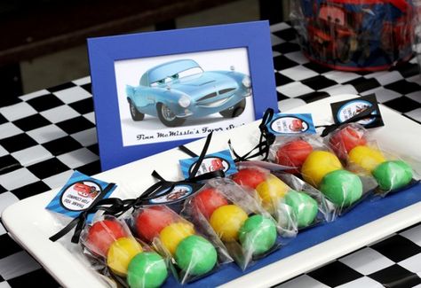 Traffic light cake ball party favor; use sixlets instead stacked red yellow green 2 Birthday Party Ideas, Cars Cake Pops, Disney Cars Theme, Disney Cars Cake, 2 Birthday Party, Cars Party Favors, Festa Hot Wheels, Cars Cake, Disney Cars Party