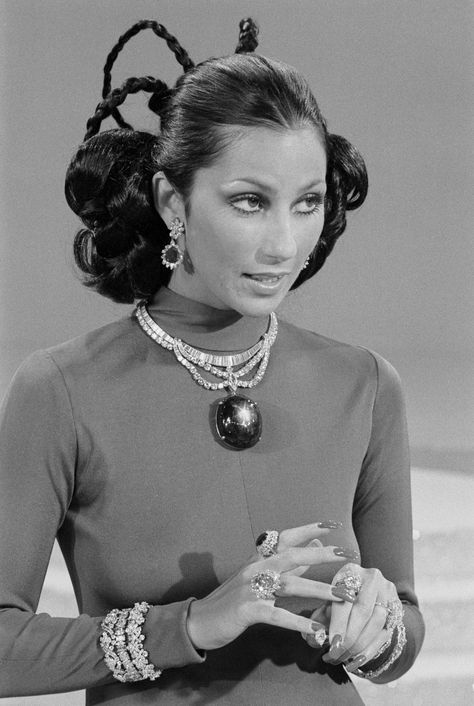 Cher appears to be wearing several diamond bracelets, and diamond necklace with what i can only guess to be a large sapphire pendant Cher 70s, Cher Outfits, Cher Bono, Cher Photos, Hippie Chic, Beauty Make Up, Hair Inspo, Style Icons, Beautiful People