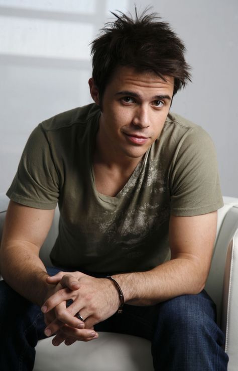 Kristopher Neil "Kris" Allen--------------- Favorite performance: "Vision Of Love"---------------------------------------- Favorite song: "Out Alive"---------------- Kris Allen, American Idol Winner, Vision Of Love, Native American Men, Show Dance, Le Male, Attractive Guys, American Idol, Most Beautiful Man