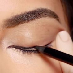 Come fare uno smokey eyes? I 7 step per un trucco d’effetto e impeccabile 😍 Makeup Bouquet Gift, Trucco Smokey Eye, Makeup Bouquet, Eye Makeup For Hooded Eyes, Smoked Eyes, Natural Makeup Tips, Bridesmaid Makeup Bag, Prom Makeup Looks, Hooded Eye Makeup