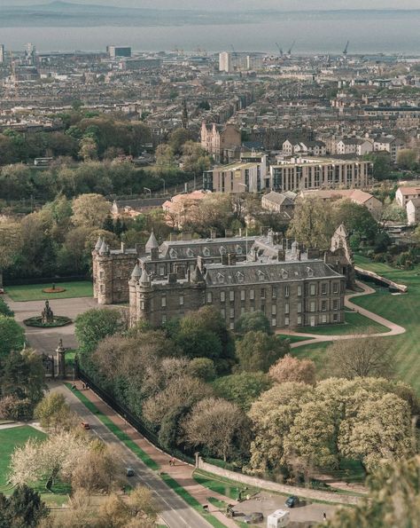 Palace of Holyroodhouse Palace Of Holyroodhouse, Holyrood Palace, Book Mood, Life In The Uk, Scotland Edinburgh, Royal Castles, City Logo, My Fantasy World, Edinburgh Castle