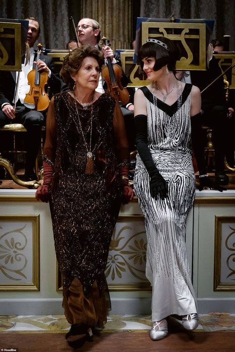 Candid snaps give fans behind-the-scenes look at Downton Abbey The Movie | Daily Mail Online Downton Abby Fashion, Downton Abbey Day Dress, 1920s Movie Stars Fashion, Downton Abbey Clothes, Downtown Abbey Fashion, Penelope Wilton, Mary Crawley, Downton Abbey Costumes, Lady Mary Crawley