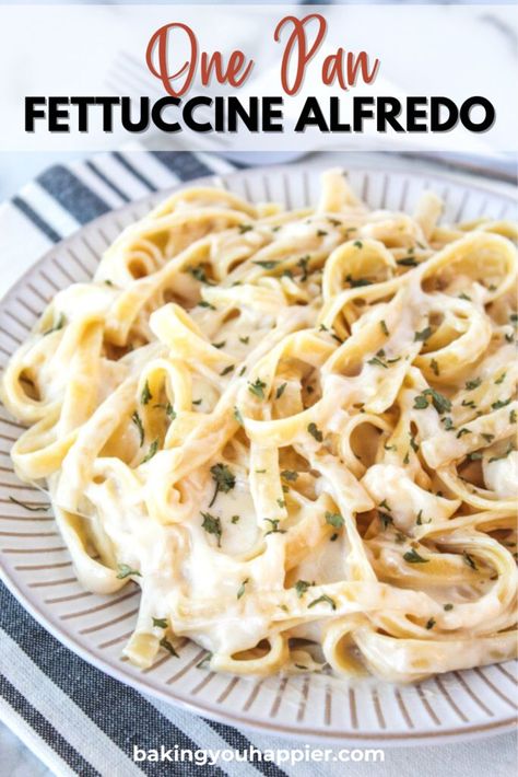 One Pan Fettuccine Alfredo, a classic family favorite pasta dish made in one pan! It's easy to make, creamy, rich, and so delicious! Fettucini Alfredo, Potato Pasta, Quick Pasta, Fettuccine Alfredo, Food Favorites, Pasta Dish, Vegetarian Recipes Easy, One Pan, Vegetarian Recipes Healthy