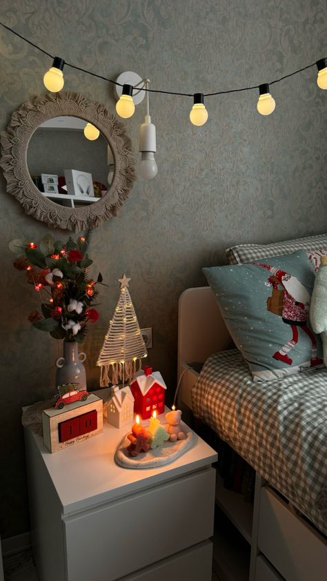 Minimal Christmas Decor, Bedroom Ideas For Small Rooms Cozy, Christmas To Do List, Cosy Room, Christmas Themes Decorations, Christmas Feeling, In My Room, Christmas Wonderland, Modern Love