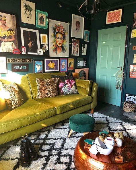 Quirky Living Room Ideas, Retro Apartment Decor, Quirky Living Room, Green Couch Living Room, Beautiful Room Designs, Retro Apartment, Inspired Living, Eclectic Home, Dream House Decor