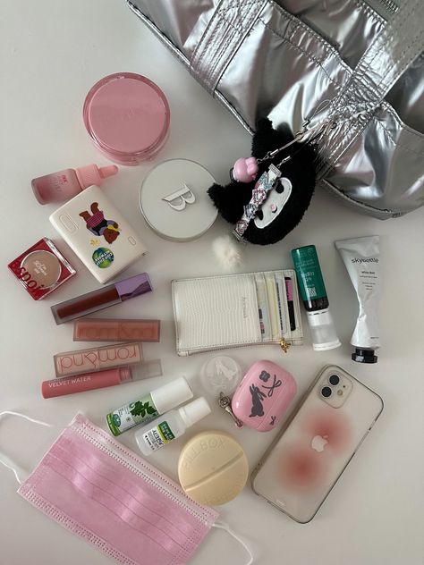 Everyday Bag Essentials, School Bag Essentials, Inside My Bag, Purse Essentials, Handbag Essentials, Girly Bags, What In My Bag, Cute Little Things, Essential Bag