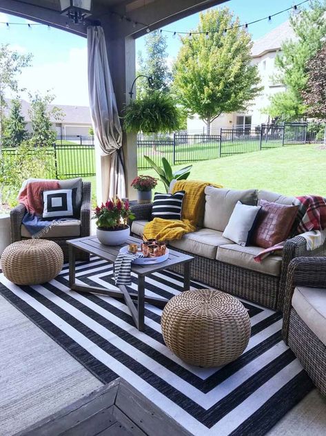 25 Best Outdoor Sitting Area Ideas To Gather With Family and Friends | Decor Home Ideas Design Per Patio, Outdoor Sitting Area, Fall Home Tour, Outdoor Living Room, Deck Furniture, Outdoor Patio Decor, Decoration Inspiration, Fall Home, Small Patio