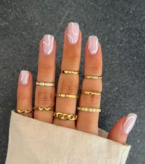 Fall Squoval Acrylic Nails, Simple Neutral Fall Nails, Nail Ideas Simple Fall, Neutral November Nails, Fall Geometric Nail Designs, Neutral Fall Nails Short, Fall Natural Nail Designs, Fall Nails Short Design, Simple Nail Gel Designs