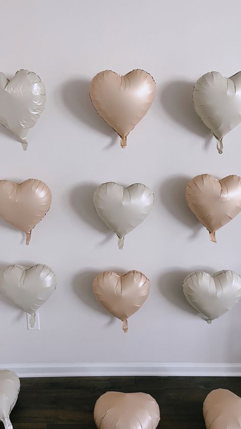 Aesthetic Heart Balloons Decoration Birthday, Photo Backdrop Ideas Birthday, Bday Photo Backdrop, Hens Balloon Garland, Heart Balloons On Wall, Balloon Heart Wall, Bachelorette Photo Wall, Bridal Shower Photo Wall, Photo Wall Party