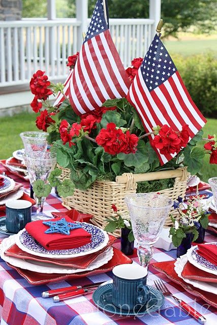 Tablescape Centerpiece www.tablescapesbydesign.com https://www.facebook.com/pages/Tablescapes-By-Design/129811416695 Americana Cottage, Fourth Of July Decor, Phoenix Wedding, Diy Simple, Patriotic Party, 4th Of July Celebration, 4th Of July Decorations, Patriotic Holidays, July Crafts