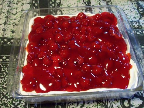 This is a really great dessert, plan ahead this needs to chill for a minimum of 3 hours or overnight is even better. Cherry Delight Dessert, Delight Dessert, Strawberry Cake Filling, Fruit Pie Filling, Cherry Delight, Dream Whip, Biscuits Graham, Cake Filling Recipes, Cherry Desserts