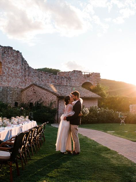 A cool Aussie couple, Nic and Ruby, with 15 guests at their very intimate, laid-back elopement in Umbria all in one location: Rocca dei Trinci. It was one of the most powerful elopement in Umbria we’ve ever been to in terms of warmth and emotional involvement. If you keep reading, I’ll tell you why we feel like this wedding sets up the trend of 2024 season: #umbriaelopement #weddingumbria #umbriaweddingphotographer #umbriawedding #umbriaelopement #laidbackwedding Ruined Castle, 2024 Wedding Trends, Laid Back Wedding, Wedding Set Up, 2024 Wedding, Castle Wedding, Italian Wedding, Destination Elopement, Umbria