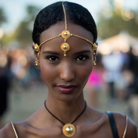 7,116 Likes, 96 Comments - Fatima Siad (@fatimasiad) on Instagram: “So many tired to conquer but non have succeeded #Ethiopia #decolonizingthemind” Fatima Siad, Ethiopian Hair, Interesting Portraits, African Makeup, Ethiopian Jewelry, Ethiopian Traditional Dress, Ethiopian Women, Gold Book, Head Jewelry