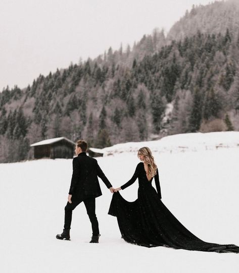 Snow Engagement Photos, Winter Engagement Pictures, Dark Wedding Theme, Snow Photoshoot, Winter Wedding Photos, Snow Wedding, Snow Landscape, Mountain Engagement Photos, Winter Elopement