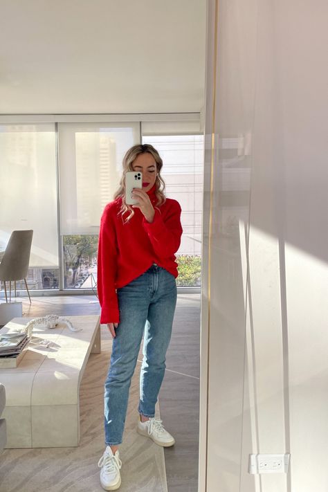 Sweater Jeans Sneakers Outfit, Red Sweater Jeans Outfit, Red Sweater And Jeans Outfit, White Sneakers Winter Outfit, White Sneakers Outfit Winter, Red Turtleneck Outfit, Mom Jeans Outfit Winter, Light Blue Jeans Outfit, Effortless Fall Outfits