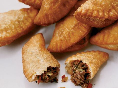 Mini Panamanian Beef Empanadas Panamanian Food, Beef Empanadas Recipe, Empanadas Dough, Beef Empanadas, Empanadas Recipe, Spanish Tapas, Empanadas, Ground Beef Recipes, Appetizer Snacks