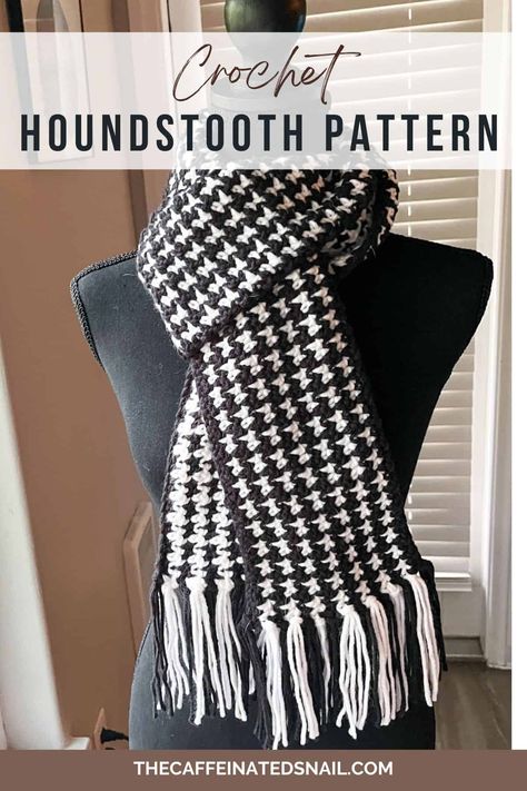 It's getting cold and what's better than to crochet a new scarf with the Crochet Houndstooth Pattern. A fabric pattern with a crochet twist. Crochet Houndstooth Scarf, Edgy Crochet, Houndstooth Crochet, Plaid Crochet, Houndstooth Scarf, Punk Looks, Crochet Twist, Mosaic Crochet, Trendy Hat