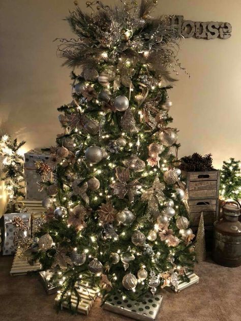 #Christmas gold silver pewter Christmas tree. #farmhouse Christmas Tree Farmhouse, Neutral Christmas Tree, Neutral Christmas, Christmas Trees, Christmas Decor, Sweet Home, Farmhouse, Christmas Decorations, Trees