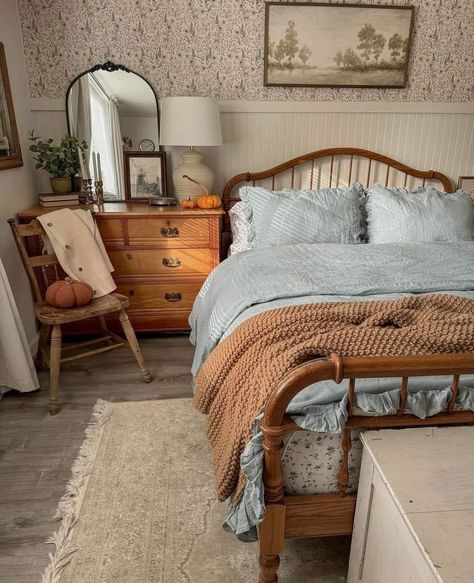 Vintage Cosy Bedroom, Cosy Homes, Yard House, Casa Vintage, Cottage Bedroom, Farmhouse Vintage, Cozy Room, Room Inspiration Bedroom, Dream House Decor