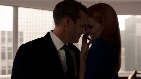 donna paulsen harvey specter sarah rafferty gabriel macht darvey manip edit suits Suits Netflix Aesthetic, Harvey And Donna Kiss, Mason Core, Harvey And Donna, Famous Tv Couples, Donna Harvey, Donna Suits, Law Aesthetic, Specter Suits