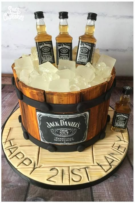 Torta adulto Ice Bucket Cake, Festa Jack Daniels, Alcohol Birthday Cake, Jack Daniels Cake, Liquor Cake, Alcohol Cake, Barrel Cake, Whiskey Cake, Cakes To Make